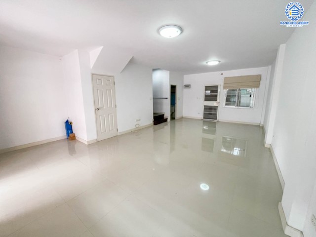 *****ทาวน์เฮ้าส์มือสองย่านนนทบุรี ม.สิรภัทร4 รัตนาธิเบศร์-ไทรม้า บ้านหลังใหญ่เนื้อที่เยอะถึง 27.7 ตร.ว. ฟังก์ชัน 3 ห้องนอน 2 ห้องน้ำ 2 ที่จอดรถ บนทำเลโซนเมือง ใกล้ทางด่วน "งามวงศ์วาน" และรถไฟฟ้าสายสีม่วง "สถานีไทรม้า" ราคาถูกเพียง 2 ล้านกลางๆ